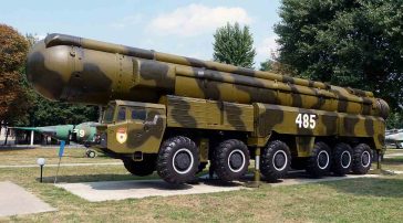 Racheta și lansatorul RSD-10 Pioneer expuse în Vinița